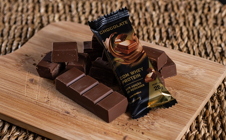 GROWTH SUPPLEMENTS - Chocolate Growth com Whey Protein em uma tábua de madeira