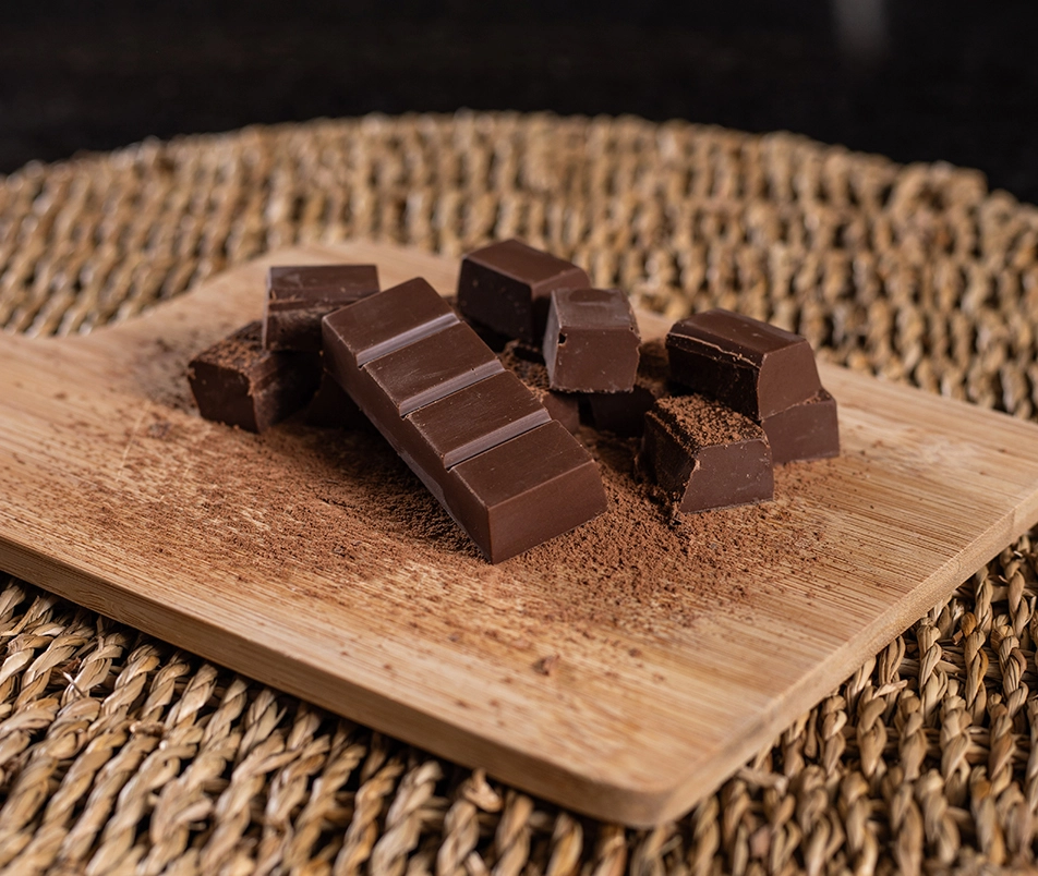 GROWTH SUPPLEMENTS - Chocolate Growth com Whey Protein em uma tábua de madeira