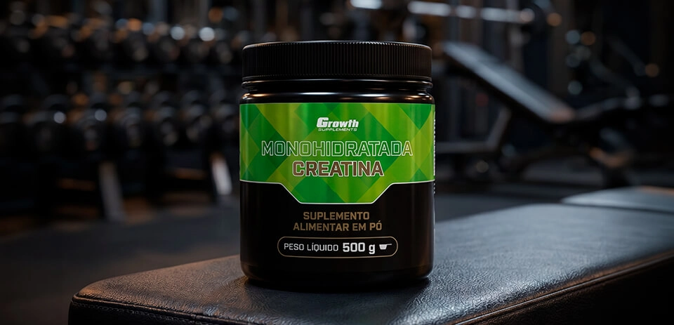 Creatina Monohidratada 500g em cima de um banco de academia