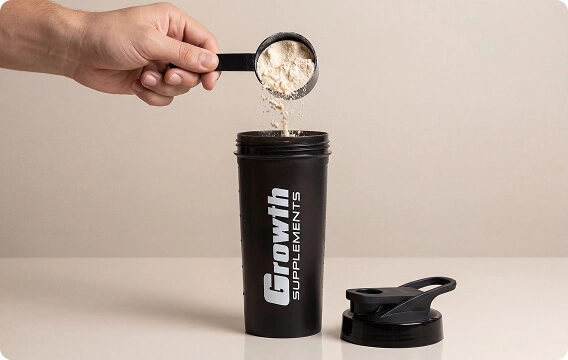 GROWTH SUPPLEMENTS - Embalagens de Daily Whey morango 400g e 800g em balcão de cozinha
